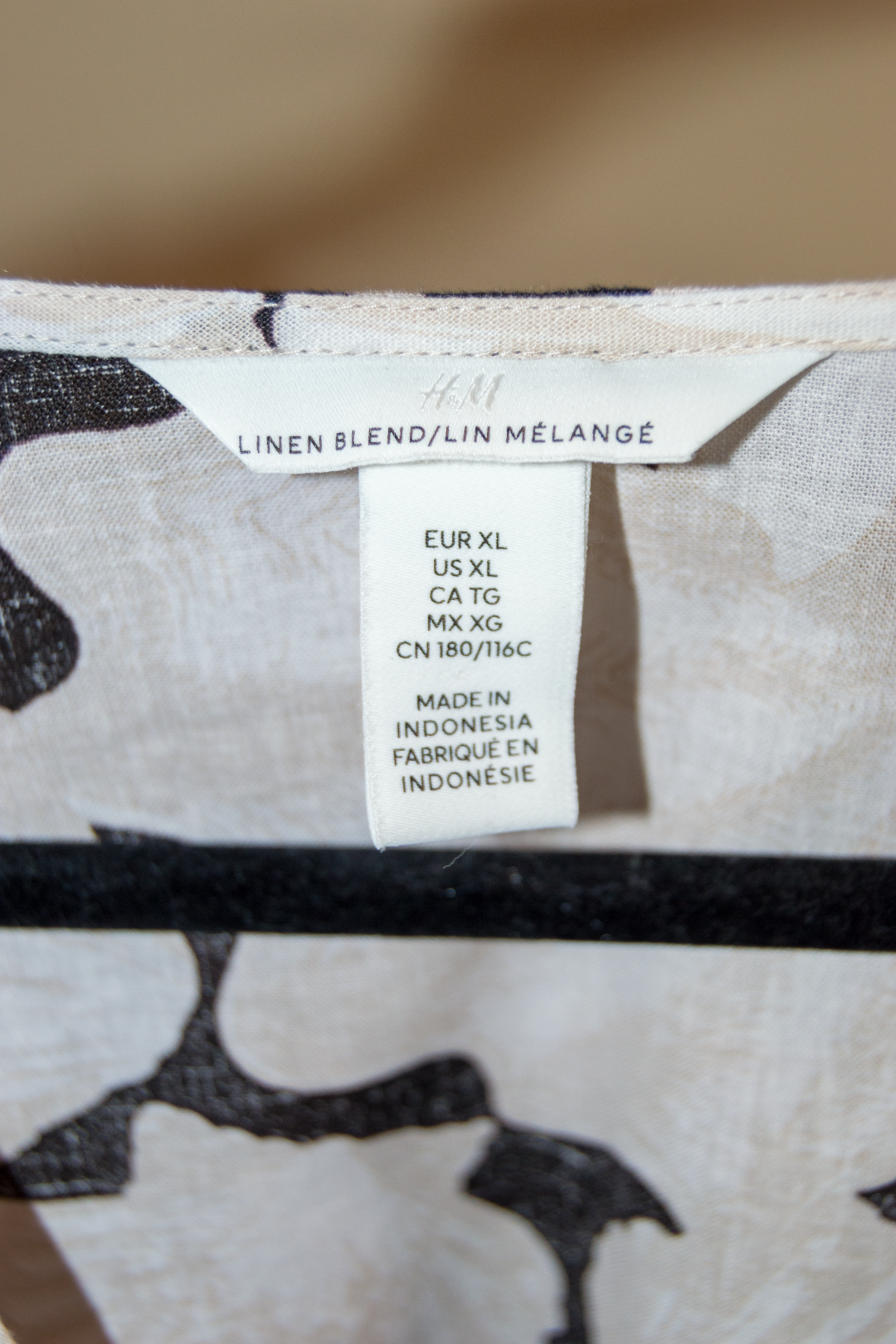 Fabric label with size information on a patterned fabric background
